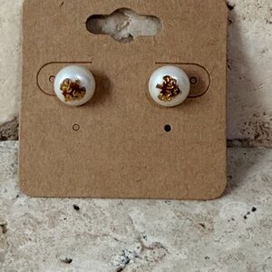 Elegant Pearl Stud Earrings with Gold Leaf Accent